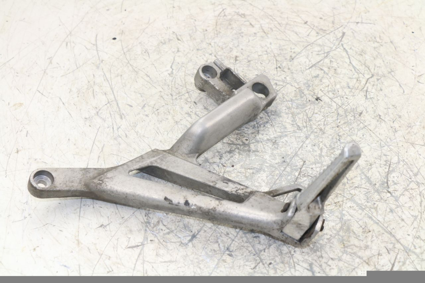 photo de REAR LEFT FOOTREST MOUNT HONDA VFR 750 (1994 - 1997)