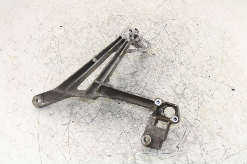 photo de REAR LEFT FOOTREST MOUNT HONDA VFR 750 (1994 - 1997)