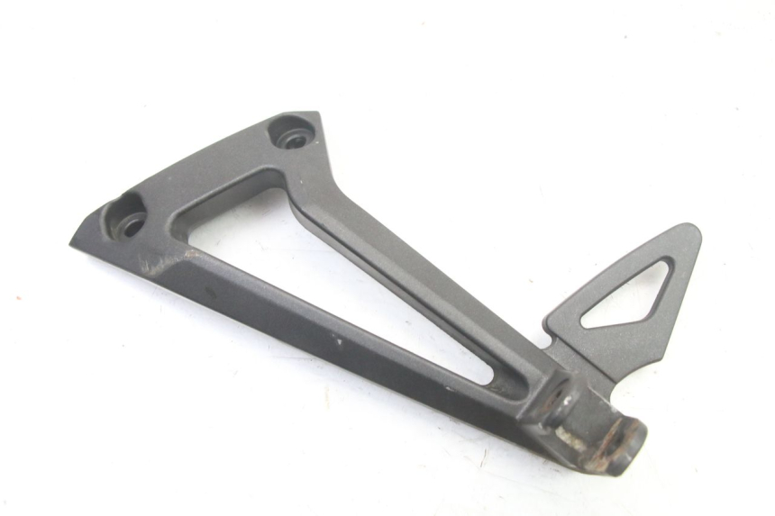 photo de REAR LEFT FOOTREST MOUNT YAMAHA FZ6 FAZER S2 600 (2007 - 2011)