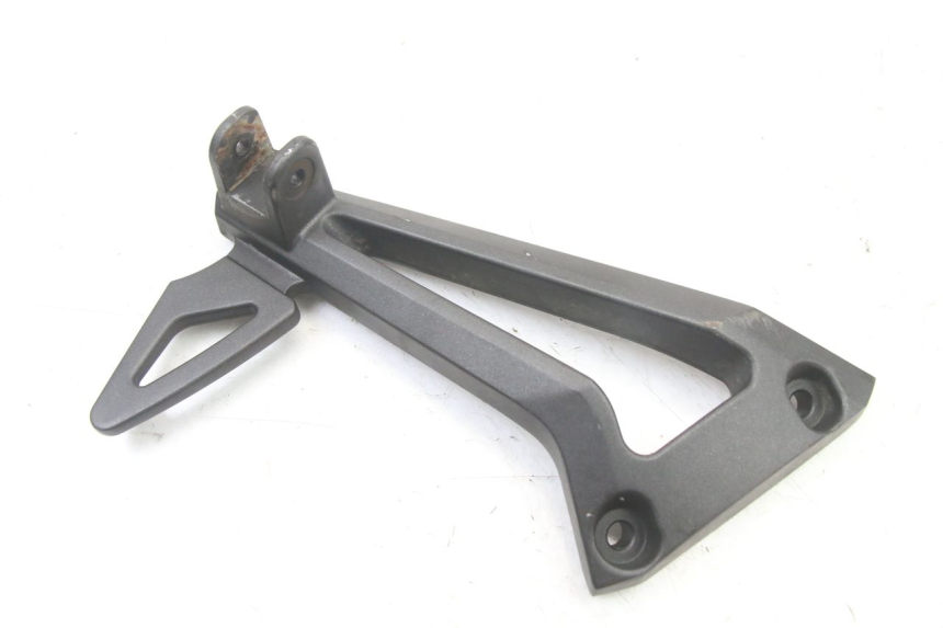 photo de REAR LEFT FOOTREST MOUNT YAMAHA FZ6 FAZER S2 600 (2007 - 2011)