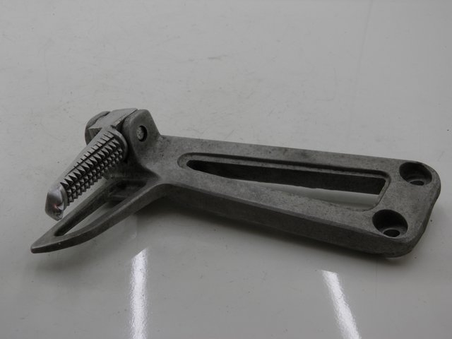 photo de REAR LEFT FOOTREST MOUNT YAMAHA TDR DELTABOX 125 (1993 - 2003)