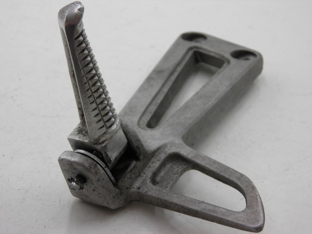 photo de REAR LEFT FOOTREST MOUNT YAMAHA TDR DELTABOX 125 (1993 - 2003)