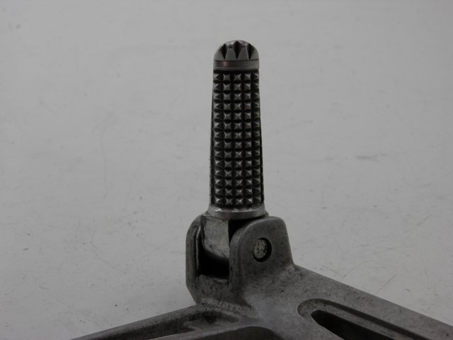 photo de REAR LEFT FOOTREST MOUNT YAMAHA TDR DELTABOX 125 (1993 - 2003)