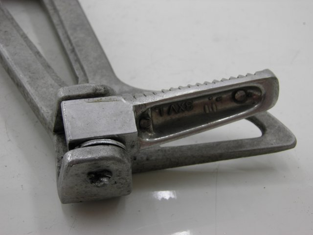 photo de REAR LEFT FOOTREST MOUNT YAMAHA TDR DELTABOX 125 (1993 - 2003)