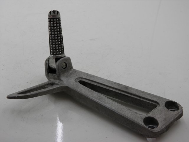 photo de REAR LEFT FOOTREST MOUNT YAMAHA TDR DELTABOX 125 (1993 - 2003)