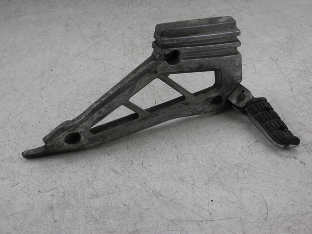 photo de REAR LEFT FOOTREST MOUNT YAMAHA XJ F 900 (1983 - 1994)