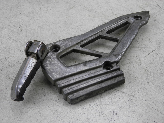 photo de REAR LEFT FOOTREST MOUNT YAMAHA XJ F 900 (1983 - 1994)