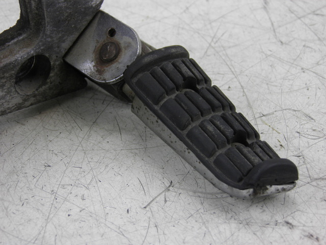 photo de REAR LEFT FOOTREST MOUNT YAMAHA XJ F 900 (1983 - 1994)