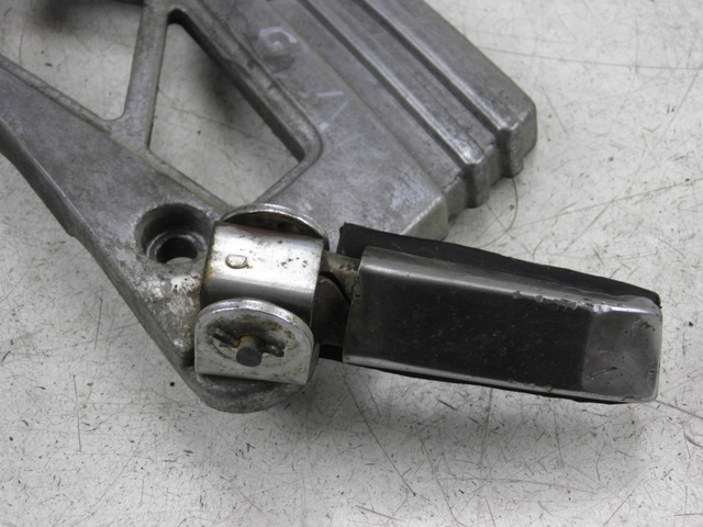 photo de REAR LEFT FOOTREST MOUNT YAMAHA XJ F 900 (1983 - 1994)