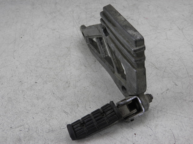 photo de REAR LEFT FOOTREST MOUNT YAMAHA XJ F 900 (1983 - 1994)