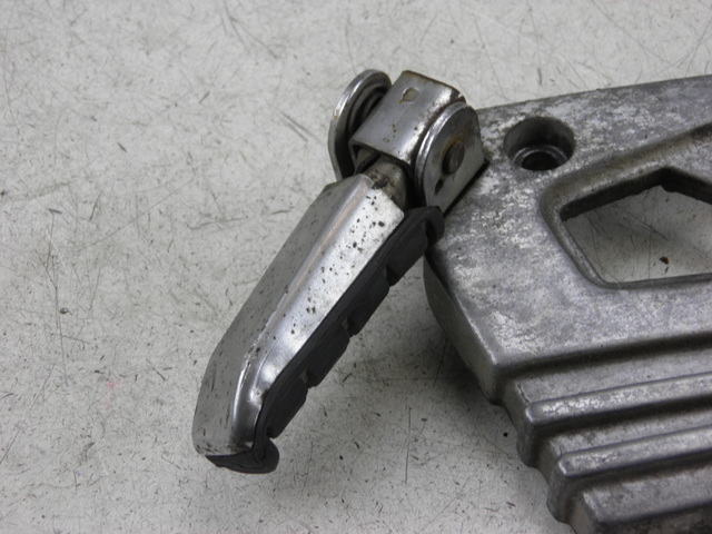 photo de REAR LEFT FOOTREST MOUNT YAMAHA XJ F 900 (1983 - 1994)
