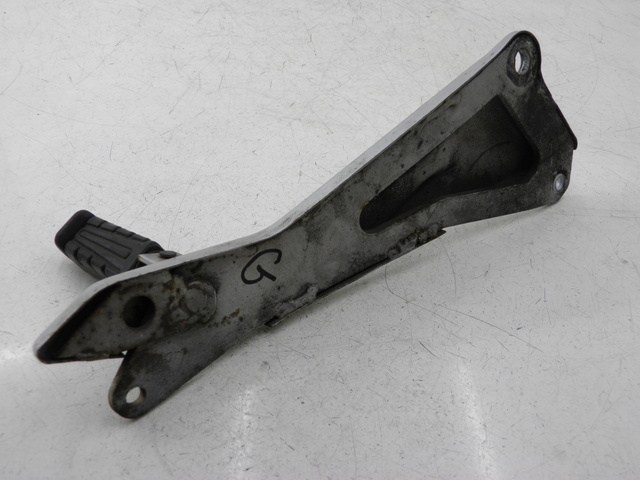 photo de REAR LEFT FOOTREST MOUNT YAMAHA YBR CUSTOM 125 (2008 - 2010) - Fixing points details