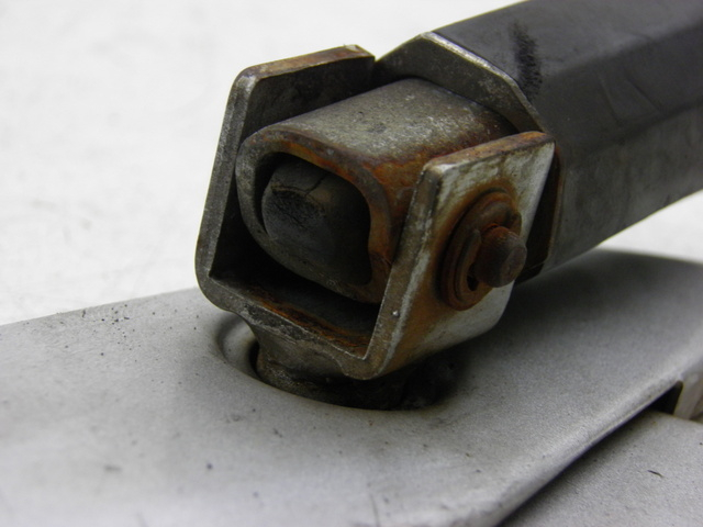 photo de REAR LEFT FOOTREST MOUNT YAMAHA YBR CUSTOM 125 (2008 - 2010) - Checked used part