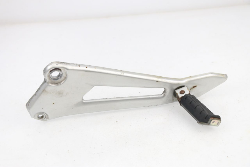 photo de REAR LEFT FOOTREST MOUNT YAMAHA YBR 125 (2004 - 2006)