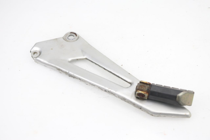 photo de REAR LEFT FOOTREST MOUNT YAMAHA YBR 125 (2004 - 2006)