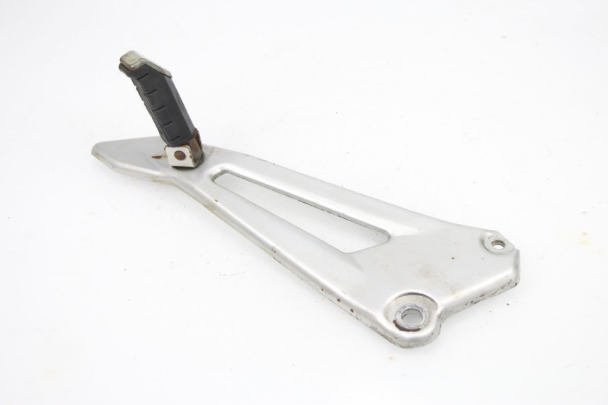 photo de REAR LEFT FOOTREST MOUNT YAMAHA YBR 125 (2004 - 2006)