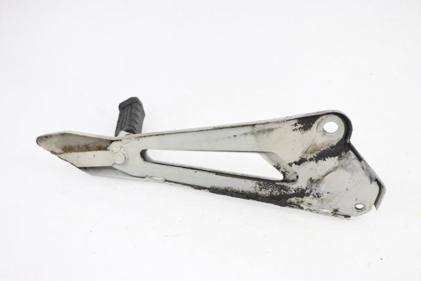 photo de REAR LEFT FOOTREST MOUNT YAMAHA YBR 125 (2004 - 2006)