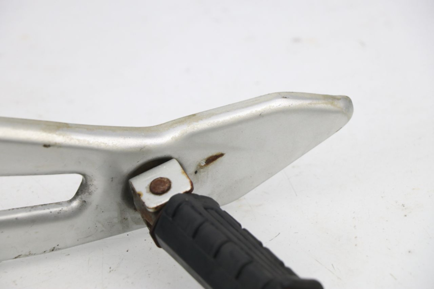 photo de REAR LEFT FOOTREST MOUNT YAMAHA YBR 125 (2004 - 2006)