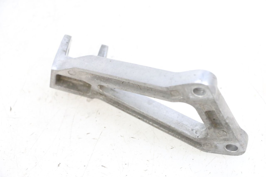 photo de REAR LEFT FOOTREST MOUNT KAWASAKI ZR 7 750 (1999 - 2001) - Technical close-up