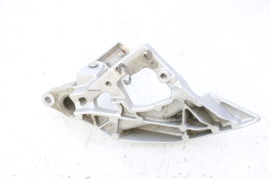 photo de RIGHT FRONT FOOTREST BRACKET YAMAHA FJR ABS 1300 (2016 - 2020)