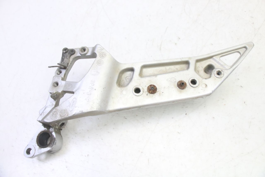 photo de FRONT RIGHT FOOTREST MOUNTING PLATE YAMAHA FJR ABS 1300 (2006 - 2012)