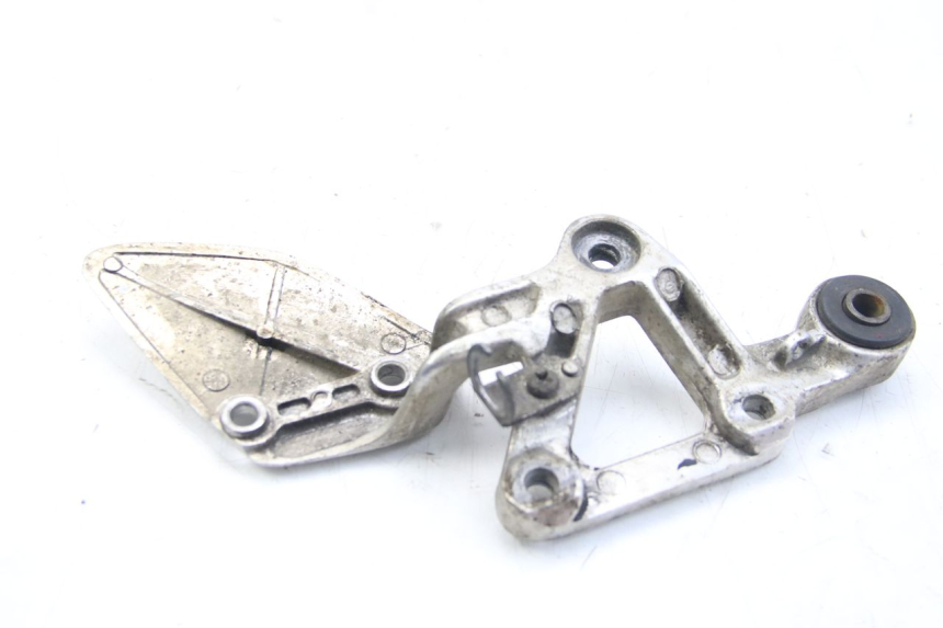photo de RIGHT FRONT FOOTREST BRACKET YAMAHA FZS FAZER 600 (2001 - 2003)