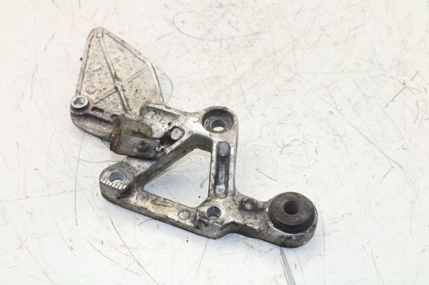 photo de RIGHT FRONT FOOTREST BRACKET YAMAHA FZS FAZER 600 (1998 - 2001)