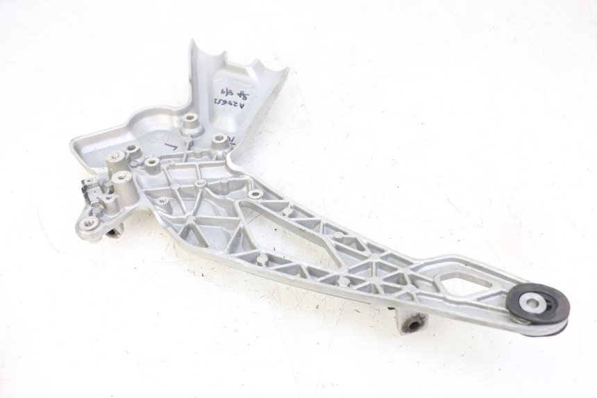 photo de FRONT RIGHT FOOTREST MOUNT BMW G310 R 310 (2016 - 2020)