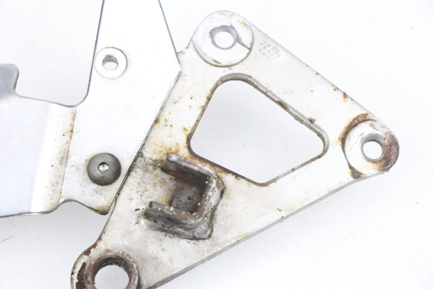 photo de FRONT RIGHT FOOTREST MOUNT SUZUKI GS GSE 500 (2001 - 2003)