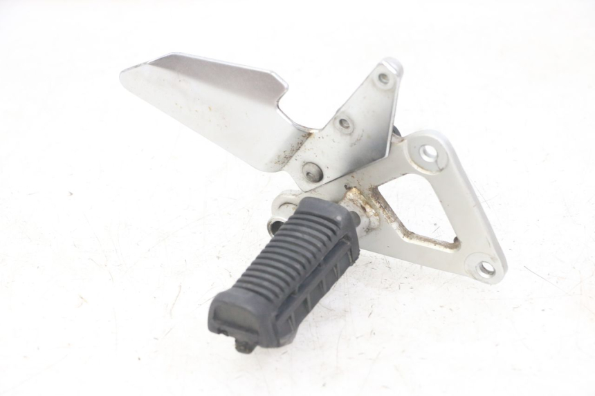photo de FRONT RIGHT FOOTREST MOUNT SUZUKI GS GSE 500 (2001 - 2003)