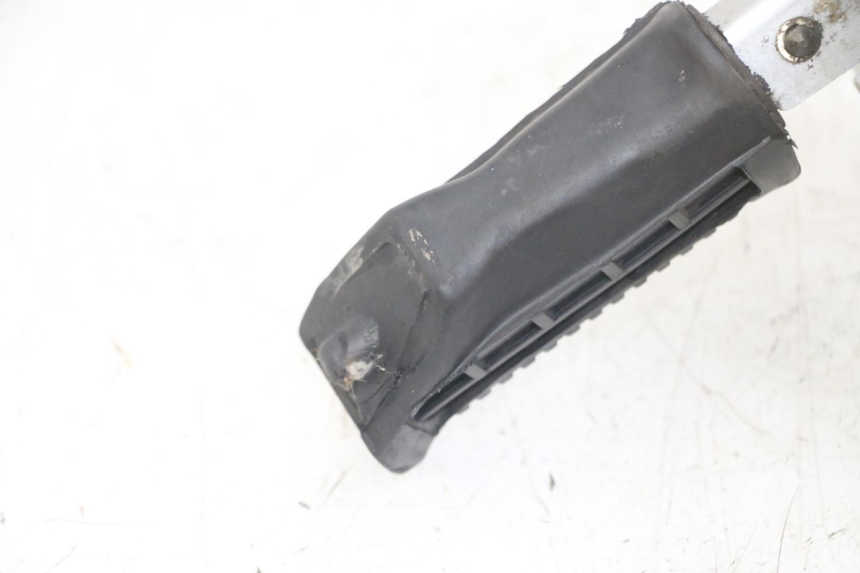 photo de FRONT RIGHT FOOTREST MOUNT SUZUKI GS GSE 500 (2001 - 2003)