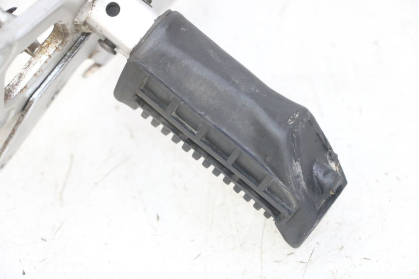 photo de FRONT RIGHT FOOTREST MOUNT SUZUKI GS GSE 500 (2001 - 2003)