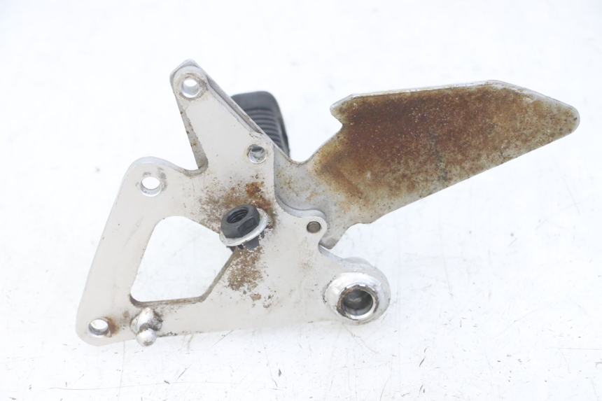 photo de FRONT RIGHT FOOTREST MOUNT SUZUKI GS GSE 500 (2001 - 2003)