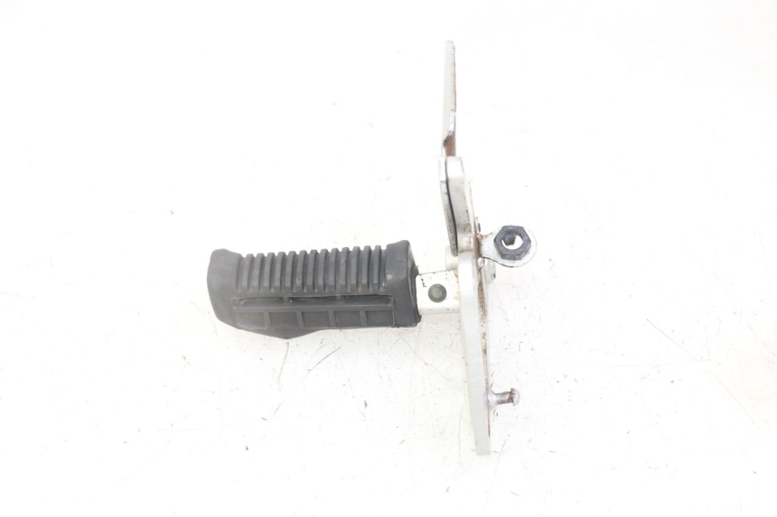 photo de FRONT RIGHT FOOTREST MOUNT SUZUKI GS GSE 500 (2001 - 2003)