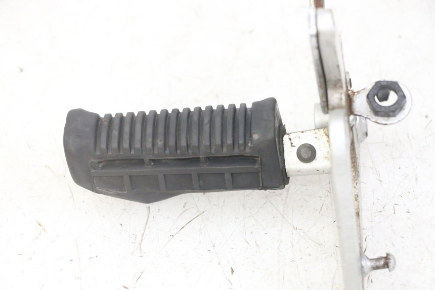 photo de FRONT RIGHT FOOTREST MOUNT SUZUKI GS GSE 500 (2001 - 2003)