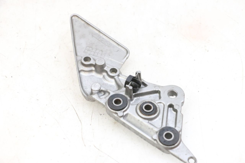 photo de FRONT RIGHT FOOTREST MOUNT SUZUKI GSF N BANDIT 600 (1996 - 1999) - Zoom on usage condition