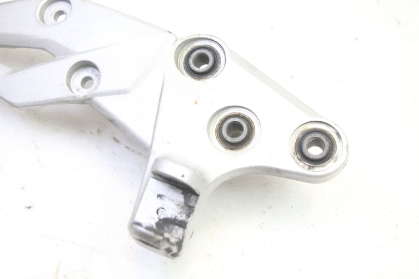 photo de FRONT RIGHT FOOTREST MOUNT SUZUKI GSR 750 (2011 - 2017)