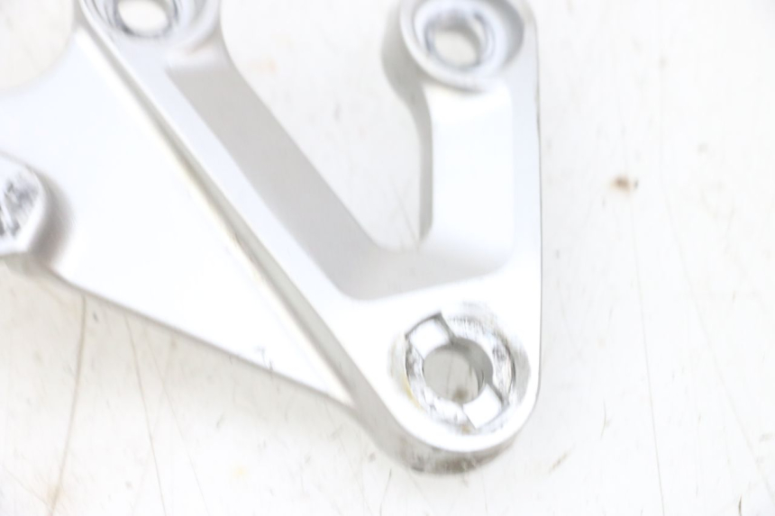 photo de FRONT RIGHT FOOTREST MOUNT SUZUKI GSXR GSX-R 1000 (2003 - 2004) - Component detail