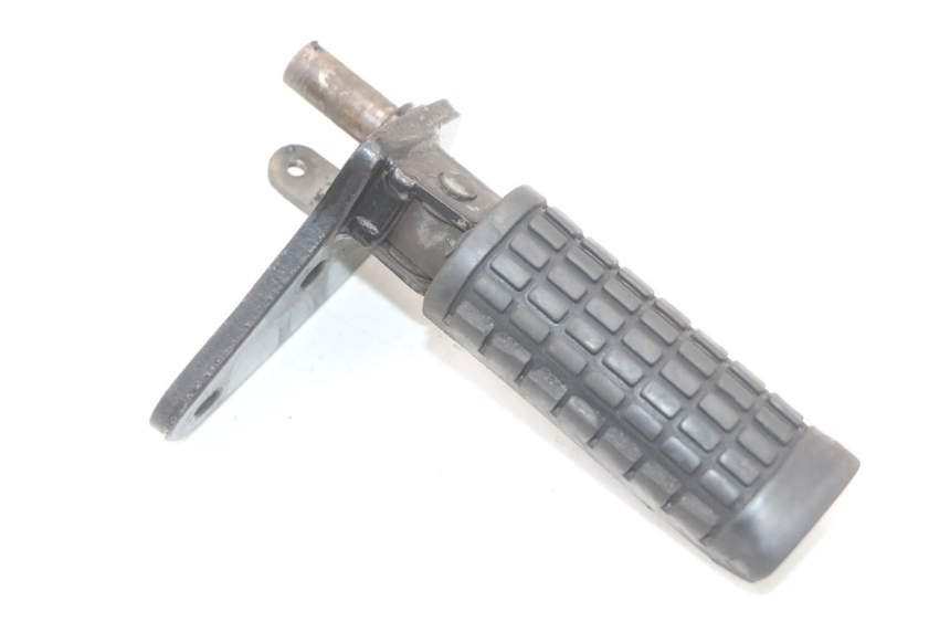 photo de FRONT RIGHT FOOTREST MOUNT SUZUKI GZ MARAUDER 125 (1998 - 2004)
