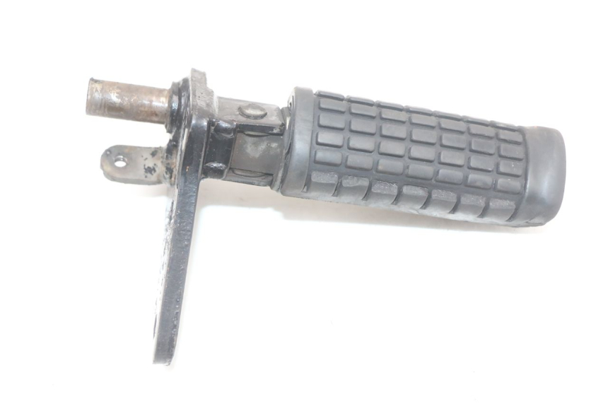photo de FRONT RIGHT FOOTREST MOUNT SUZUKI GZ MARAUDER 125 (1998 - 2004)