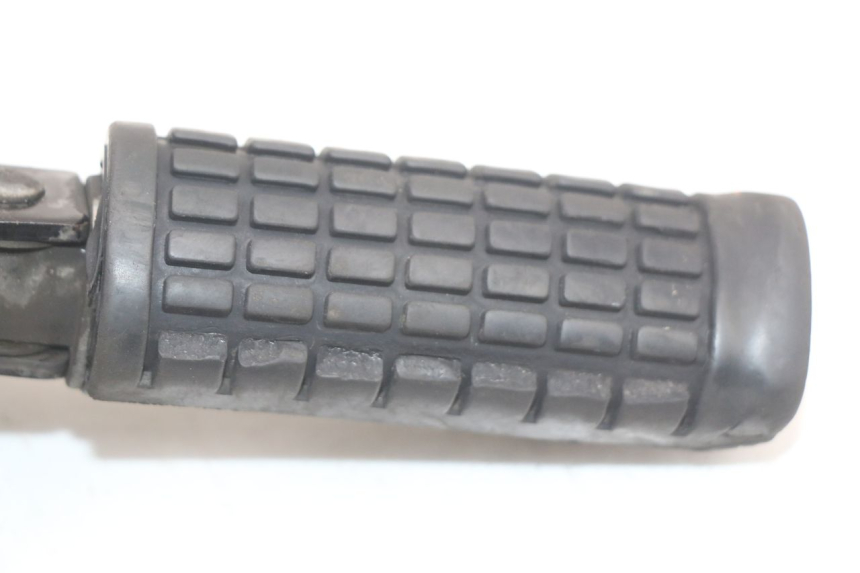 photo de FRONT RIGHT FOOTREST MOUNT SUZUKI GZ MARAUDER 125 (1998 - 2004)