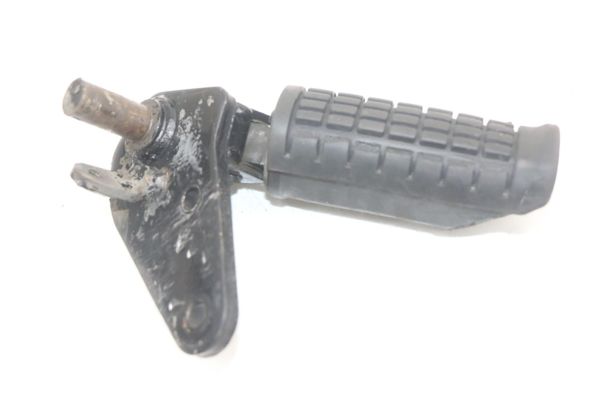 photo de FRONT RIGHT FOOTREST MOUNT SUZUKI GZ MARAUDER 125 (1998 - 2004)