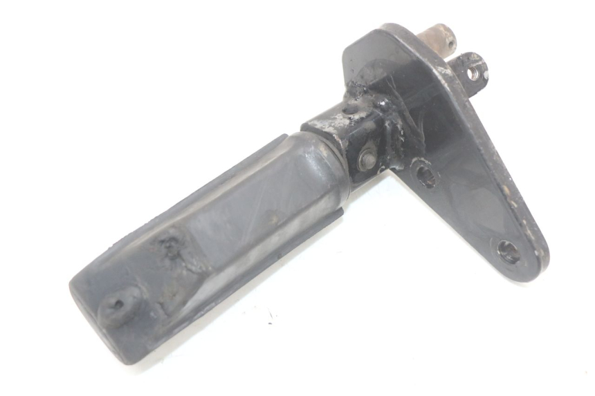 photo de FRONT RIGHT FOOTREST MOUNT SUZUKI GZ MARAUDER 125 (1998 - 2004)