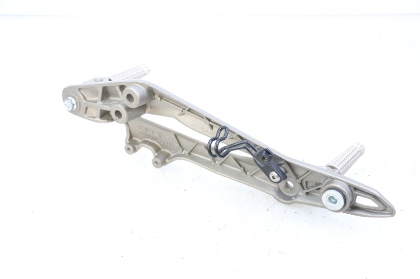 photo de FRONT RIGHT FOOTREST MOUNT KIDEN KD125-G 125 (2018 - 2022)