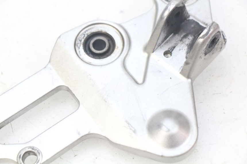 photo de RIGHT FRONT FOOTREST BRACKET YAMAHA MT-07 MT07 ABS 700 (2014 - 2017)