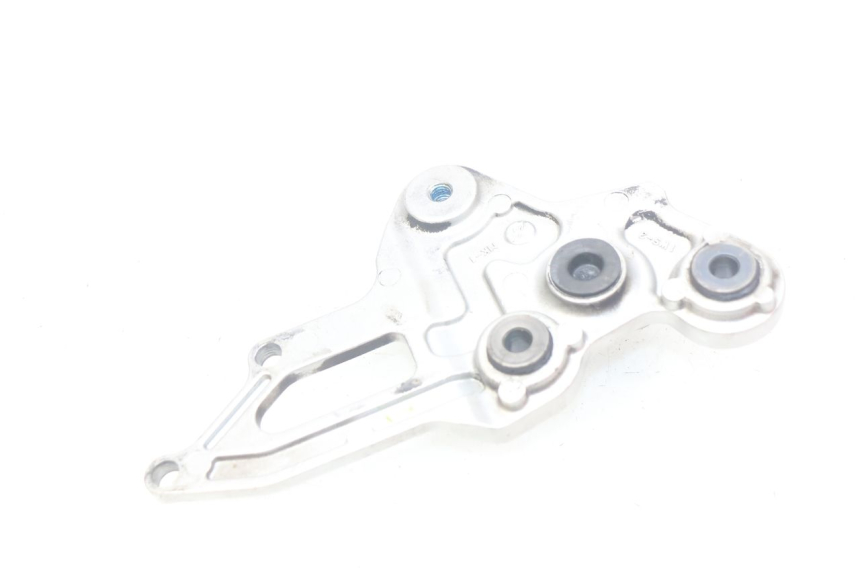 photo de RIGHT FRONT FOOTREST BRACKET YAMAHA MT-07 MT07 ABS 700 (2014 - 2017)