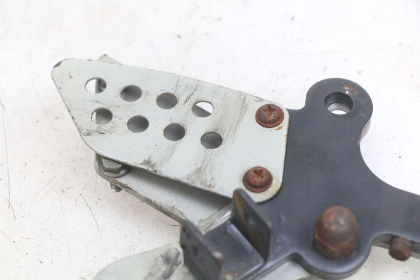 photo de RIGHT FRONT FOOTREST BRACKET YAMASAKI ROADSTER 50 (2013 - 2018)