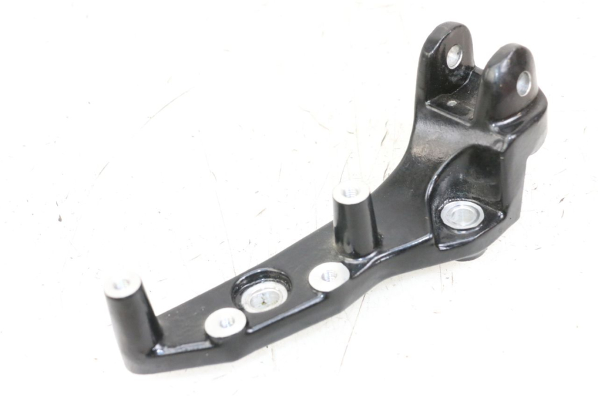 photo de FRONT RIGHT FOOTREST MOUNT ROYAL ENFIELD CONTINENTAL GT 650 (2019 - 2024)