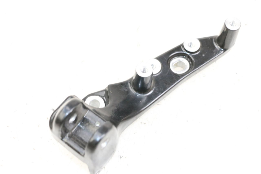 photo de FRONT RIGHT FOOTREST MOUNT ROYAL ENFIELD CONTINENTAL GT 650 (2019 - 2024)