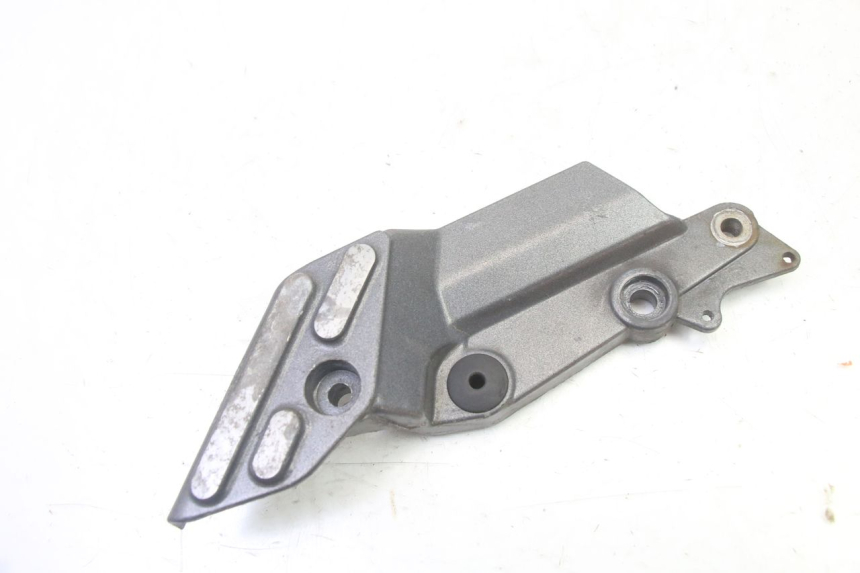 photo de FRONT RIGHT FOOTREST MOUNT TRIUMPH SPRINT 900 (1995 - 1998)